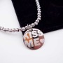 Ciondolo Scritta Kiss Me 20 mm pacco 1 pz