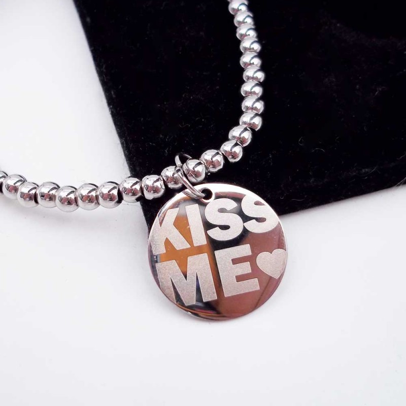 Ciondolo Scritta Kiss Me 20 mm pacco 1 pz (kiss556) - pietreeminuterie.com