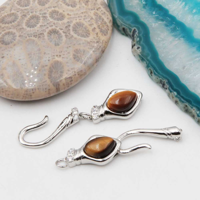 Chiusura con pietre dure occhi di tigre rodio 37 mm con strass conf. 1 pz (chiu-9020) - pietreeminuterie.com