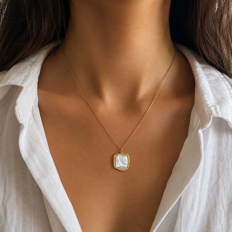 Ciondolo in acciaio oro con perla 12x23 mm conf. 1 pz Ciondolo in acciaio oro con perla 12x23 mm conf. 1 pz