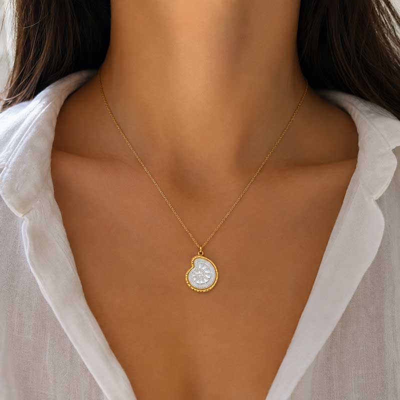 Ciondolo in acciaio oro con perla conchiglia 22 mm conf. 1 pz Ciondolo in acciaio oro con perla conchiglia 22 mm conf. 1 pz