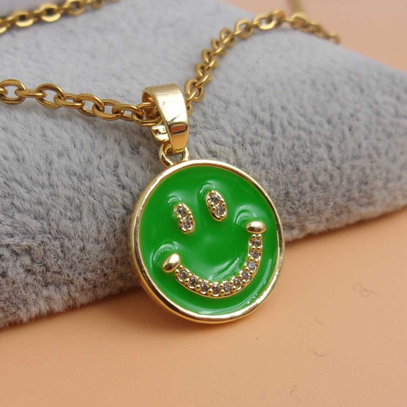 Ciondolo oro smaltato verde smile con strass 15 mm 1 pz (smiros36) - pietreeminuterie.com