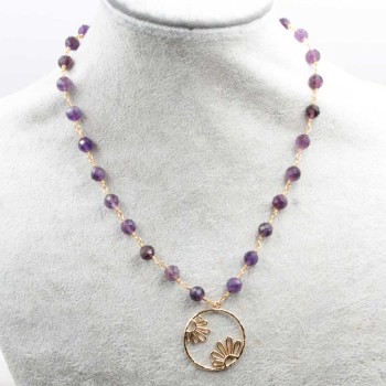 Collana con pietre dure di ametista e ciondolo floreale Collana con pietre dure di ametista e ciondolo floreale
