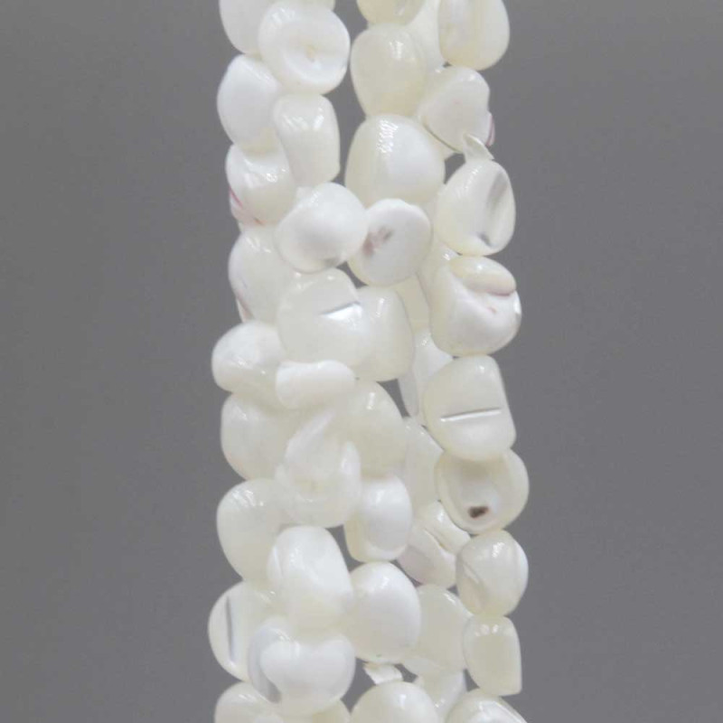 Conchiglie naturali pepite 6/8 mm bianche filo 40 cm (bia1667n) - pietreeminuterie.com