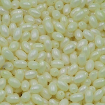 Perline in vetro Chicco di riso 7x4 mm giallo pallido conf. 20 GR (circa 90 pz) Perline in vetro Chicco di riso 7x4 mm giallo pallido conf. 20 GR (circa 90 pz)