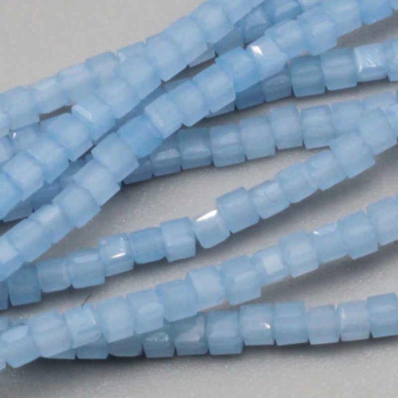 Cristalli cubic 2 mm azzurri filo 40 cm (cub-9az) - pietreeminuterie.com