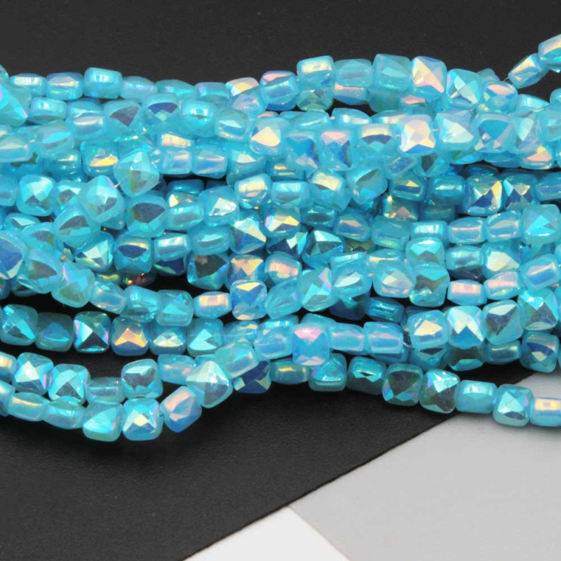 Cristalli quadrati grado A++ 4 mm base azzurra A/B filo 40 cm (qu-0c1av) - pietreeminuterie.com