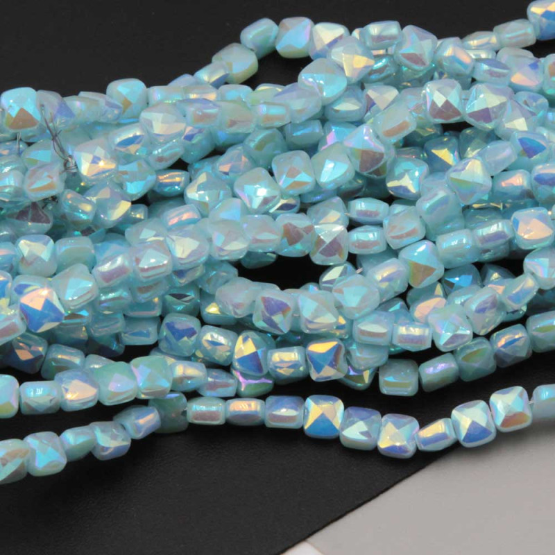 Cristalli quadrati grado A++ 4 mm base azzurra con riflessi tiffany A/B filo 40 cm (qu-0c1ay) - pietreeminuterie.com