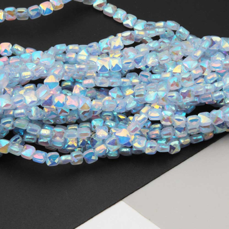 Cristalli quadrati grado A++ 4 mm base celeste A/B filo 40 cm (qu-0c24av) - pietreeminuterie.com