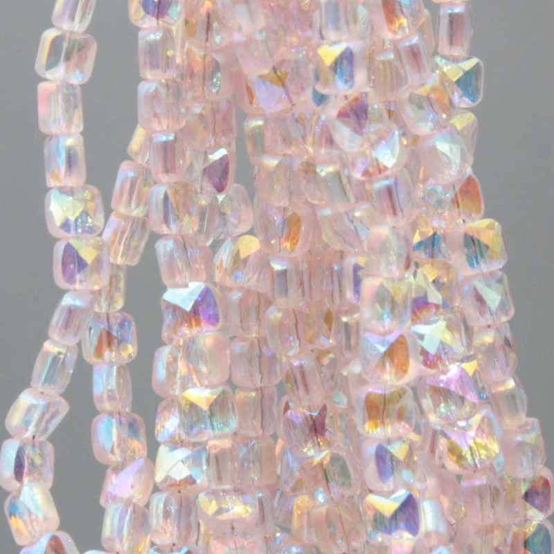 Cristalli quadrati grado A++ 4 mm light pink A/B filo 40 cm (qu-00116) - pietreeminuterie.com