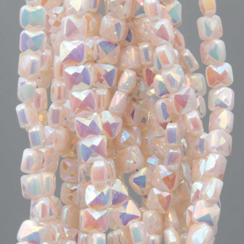 Cristalli quadrati grado A++ 4 mm panna riflessi viola azzurri A/B filo 40 cm (qu-04411) - pietreeminuterie.com