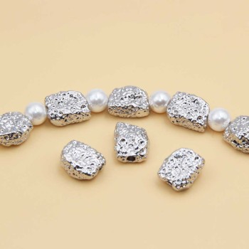 Distanziatori white gold plated pepita grezza 11x9 mm 2 pz