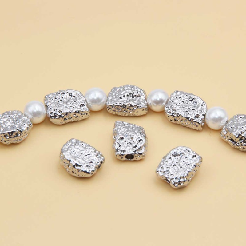 Distanziatori white gold plated pepita grezza 11x9 mm 2 pz - 7676-1-34 - pietreeminuterie.com Distanziatori white gold plated pepita grezza 11x9 mm 2 pz (7676-1-34) - pietreeminuterie.com