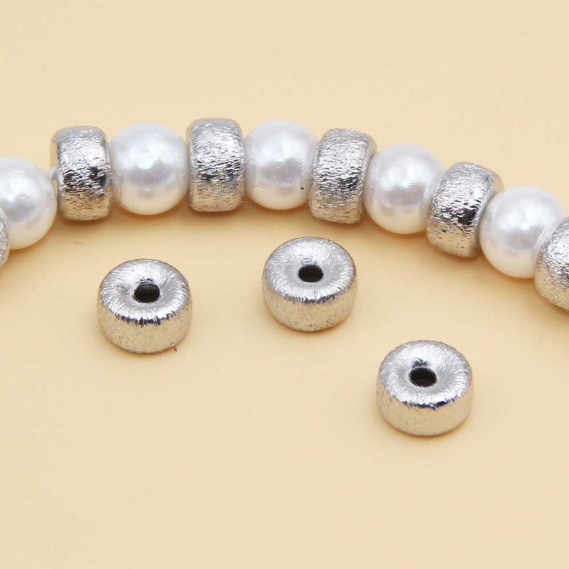 Distanziatori white gold plated rondella diamantata 6x4 mm 20 pz - js026 - pietreeminuterie.com Distanziatori white gold plated rondella diamantata 6x4 mm 20 pz (js026) - pietreeminuterie.com