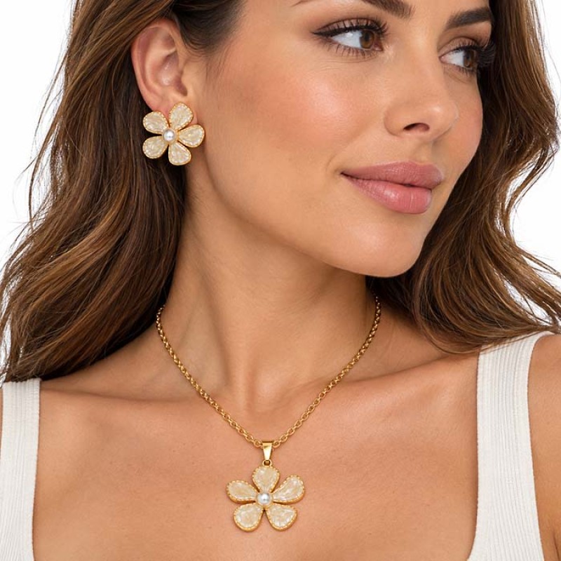 Set collana e orecchini fiori avorio e perle in acciaio oro Set collana e orecchini fiori avorio e perle in acciaio oro