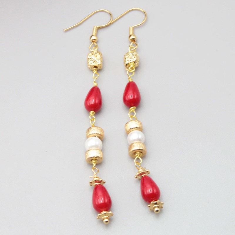 Orecchini composti da gocce conchiglie rosse e accessori placcati oro (ore-99o) - pietreeminuterie.com