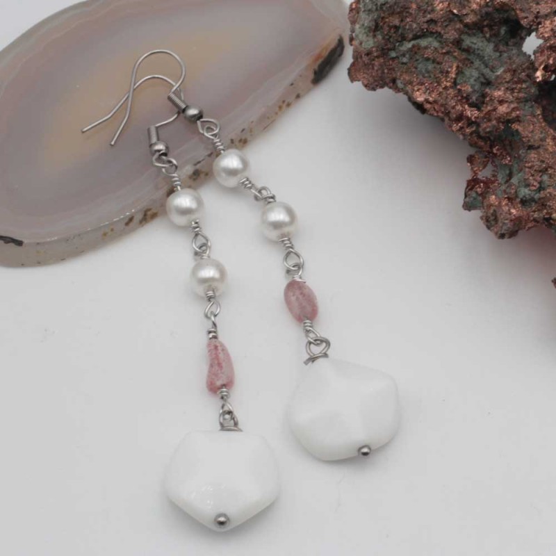 Orecchini con agata bianca, perle e pietre di granato (ore-0991) - pietreeminuterie.com