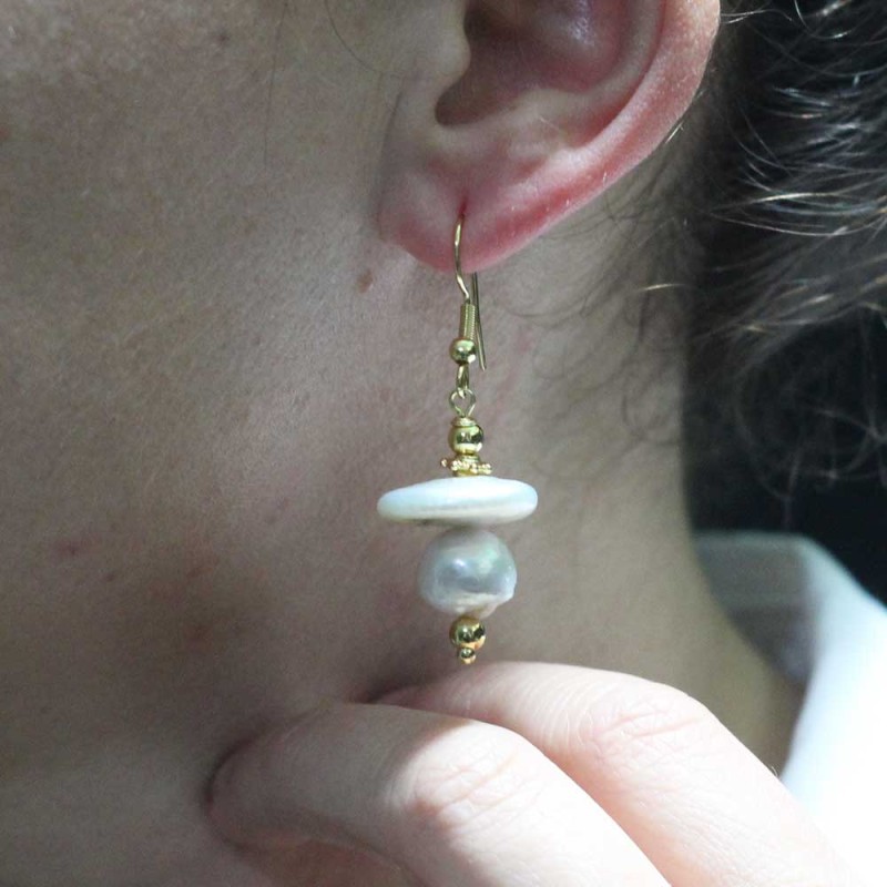 Orecchini con perle di fiume piatte e tonde finiture oro (fium-o11) - pietreeminuterie.com