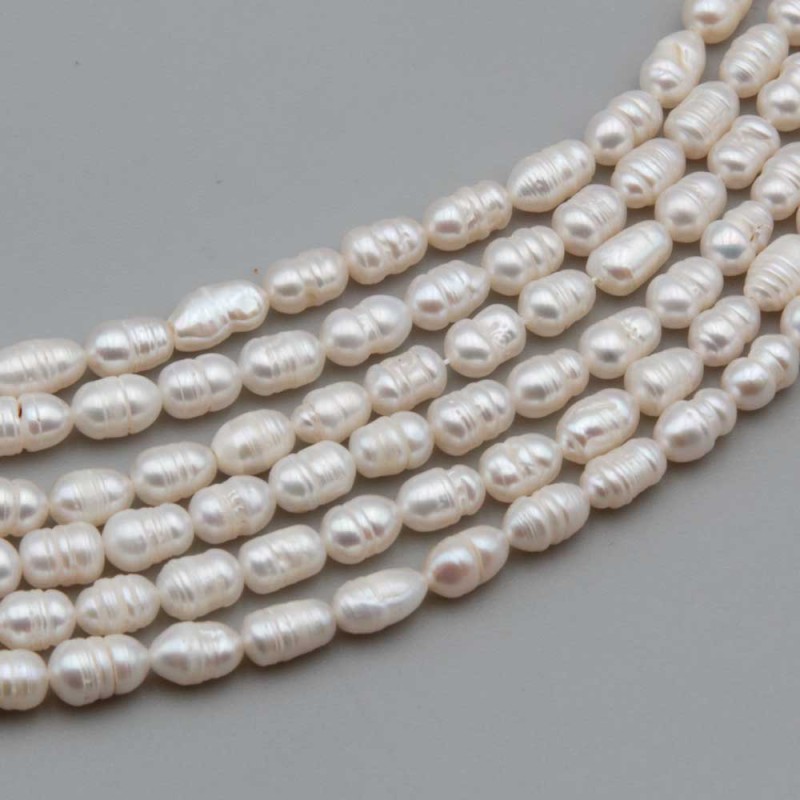 Perle di fiume bianche chicco di riso 7x4 circa filo 35 cm Perle di fiume bianche chicco di riso 7x4 circa filo 35 cm (chi-r998) - pietreeminuterie.com