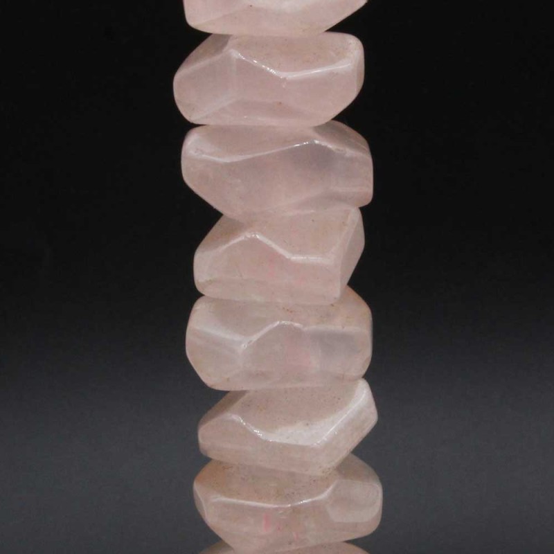 Quarzo rosa pepita piatta foro centrale 22x9 mm 2 pz - qu19c7100 - pietreeminuterie.com Quarzo rosa pepita piatta foro centrale 22x9 mm 2 pz (qu19c7100) - pietreeminuterie.com
