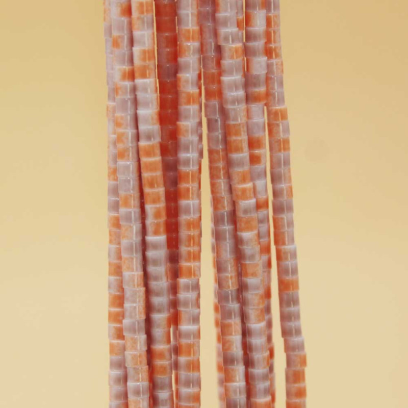 Perline in vetro tubicino 2.2x1.5 mm arancio bianco sporco filo 40 cm (tub-vet-10) - pietreeminuterie.com