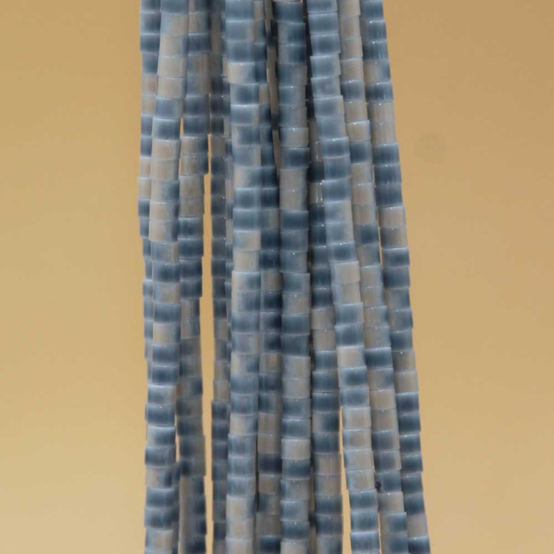 Perline in vetro tubicino 2.2x1.5 mm azzurre bianche filo 40 cm (tub-vet-7) - pietreeminuterie.com