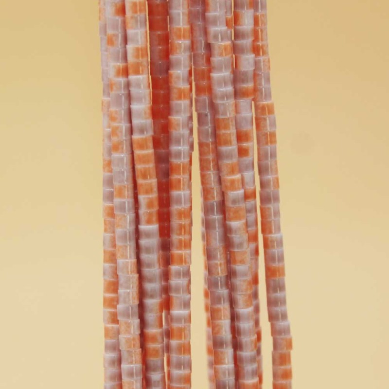 Perline in vetro tubicino 2.2x1.5 mm arancio bianco sporco filo 40 cm (tub-vet-10) - pietreeminuterie.com