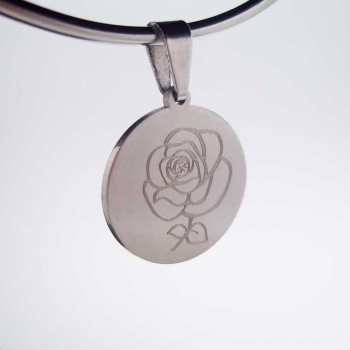 10 pezzi Charms acciaio tondo con rosa incisa 16 mm 