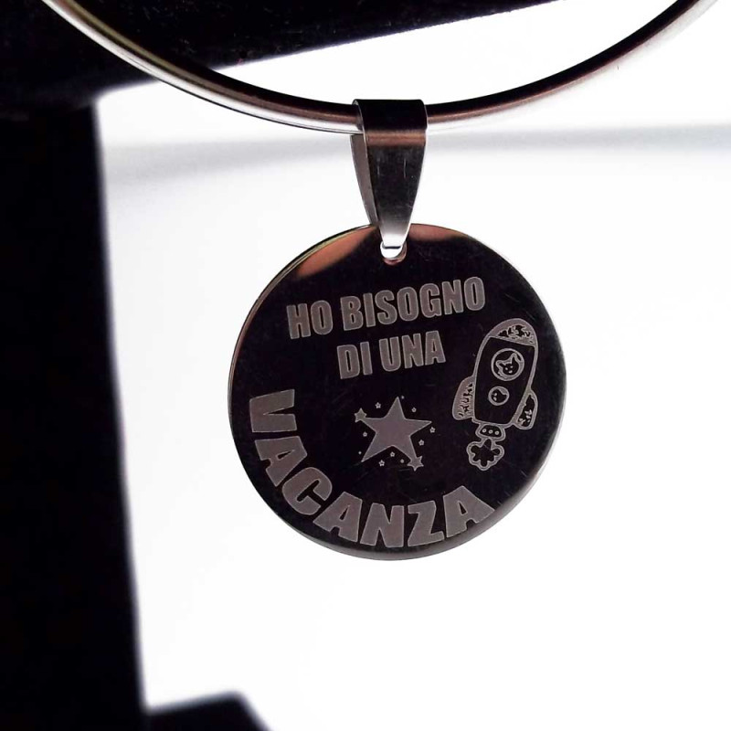 Ciondolo acciaio Ho Bisogno Di Una Vacanza 24 mm 5 pz (ho99) - pietreeminuterie.com