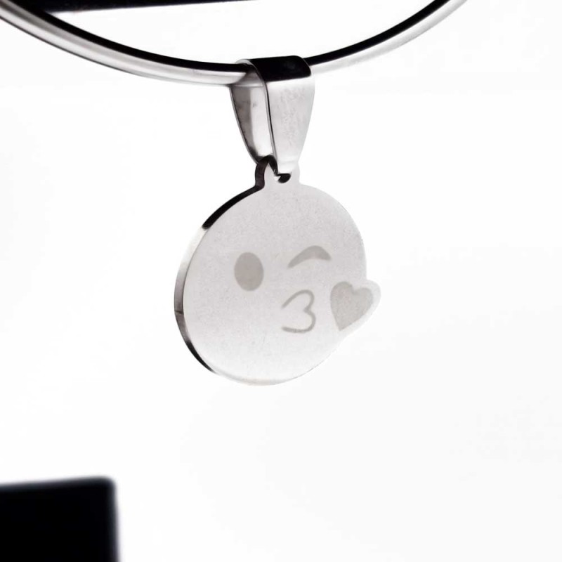 Emoticon kiss 18 mm pacco 1 pezzo (emo88) - pietreeminuterie.com